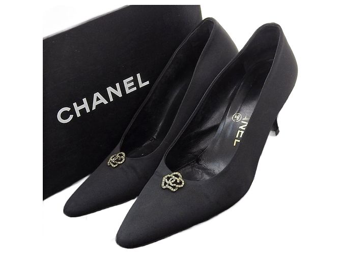 Talons Satin Camélia Chanel Noir Taille 38