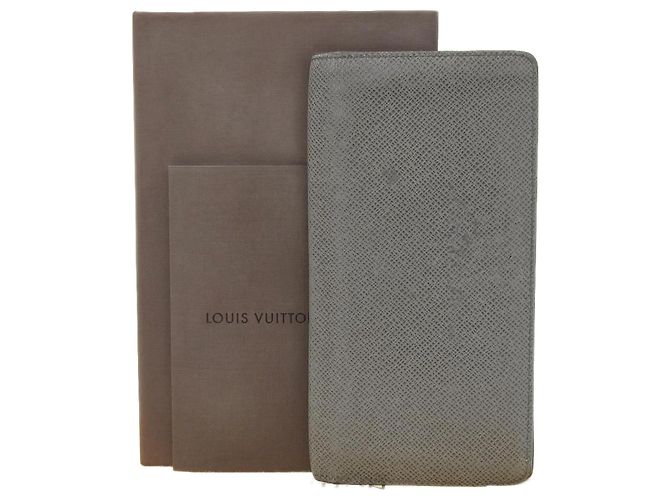 Cartera Larga Brazza en Taiga Louis Vuitton Gris