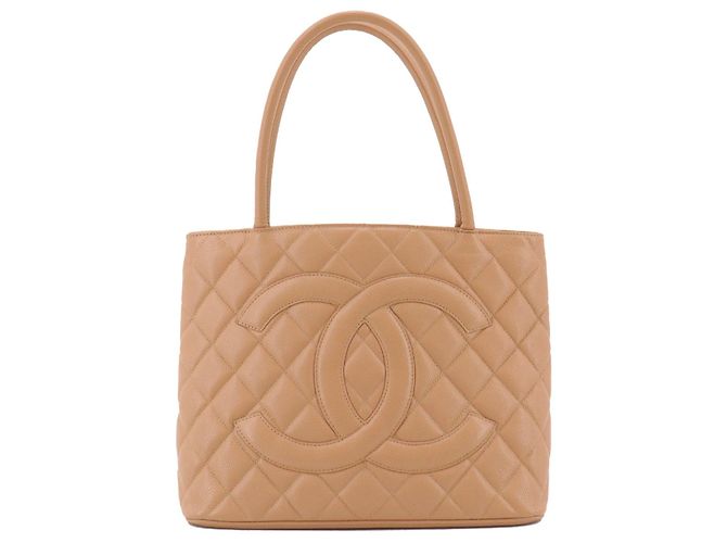 CHANEL - Bolsa Medaillon Chanel em couro caviar bege