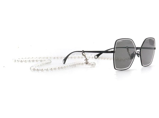 CHANEL - Óculos de sol pretos de metal Chanel com corrente de pérolas
