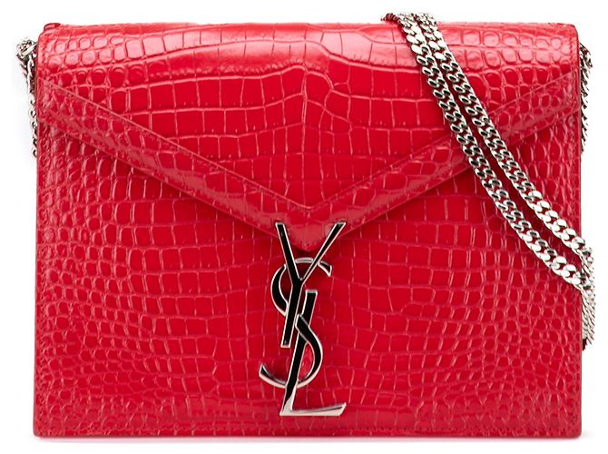 Bolsa Monogram Cassandra em couro vermelho com estampa de crocodilo da Saint Laurent