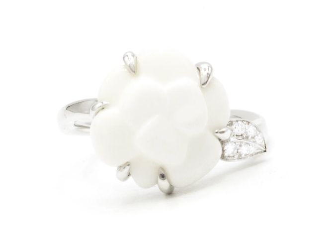 Anello Camelia Chanel, modello piccolo. Argento