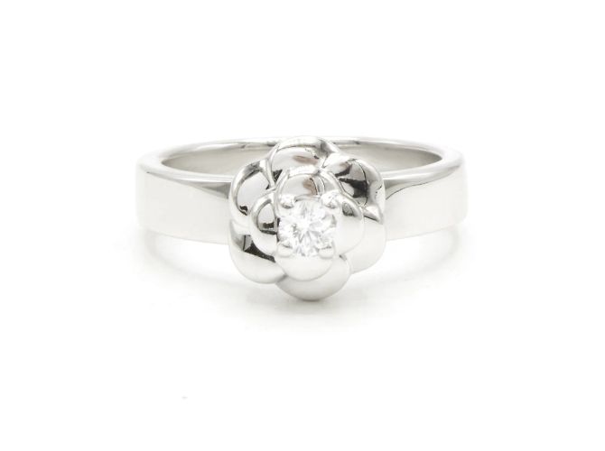Chanel Kamelie Ring aus 18K Weißgold und Diamant Silber