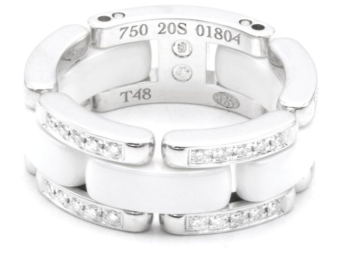 Anillo Chanel, modelo "Ultra". Blanco
