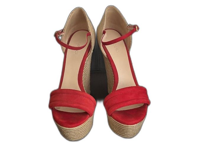 Espadrilles compensées Gucci en suède rouge brodées de fleurs
