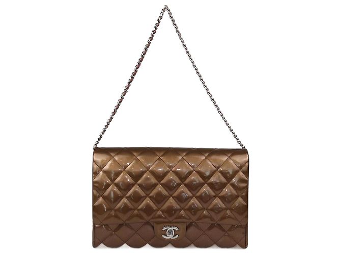 Clutch clásico acolchado en bronce con cadena Chanel