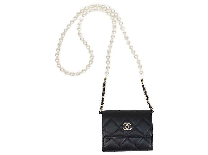 Carteira com alça de pérolas matelassada preta Chanel Preto