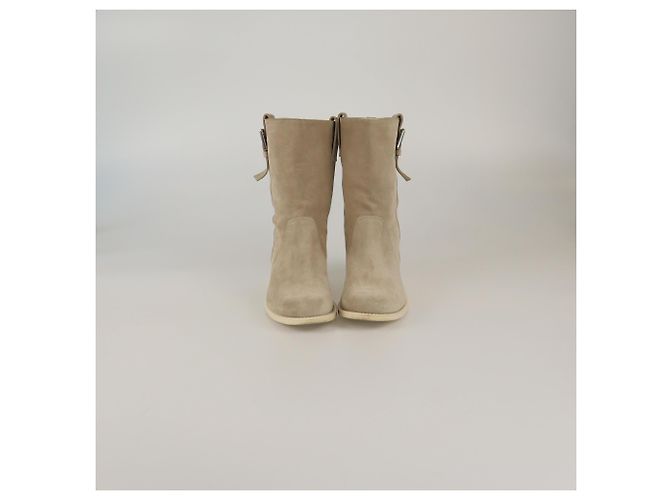 Botas médias com detalhe de fivela bege claro Chanel