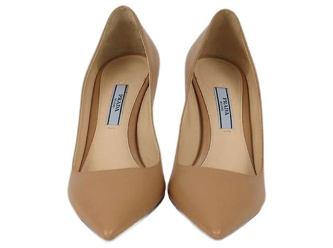Décolleté beige a punta affilata Prada