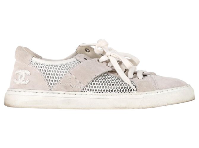 Sneakers basse Chanel CC in suede grigio e mesh