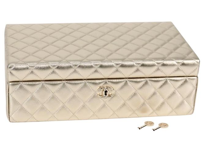 CHANEL Matelassé Schmuckkästchen Schmuckbox Lammleder Gold CC Auth 129974SM Golden