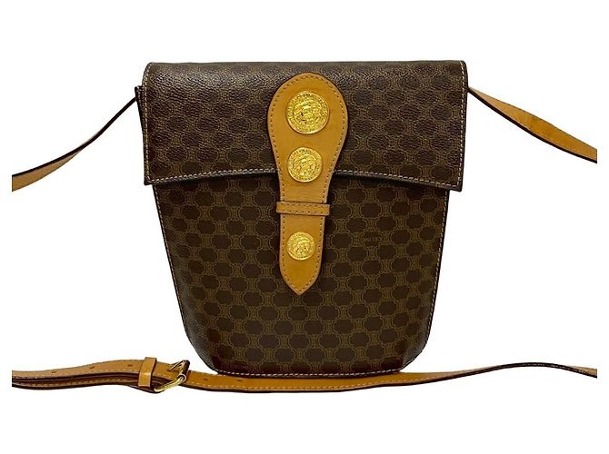 Céline Bolsa de ombro de couro Celine Macadam Blason Triomphe com motivo de medalha e moeda Marrom