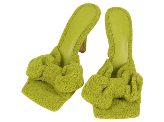 Autre Marque Sandalen Pile Hellgrün Auth 134460M