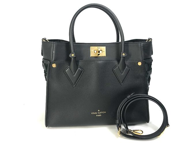 Sac tote On My Side MM en Monogram Tuftage de Louis Vuitton Noir