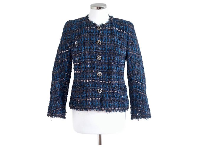 Blazer de tweed de seda azul de CHANEL.