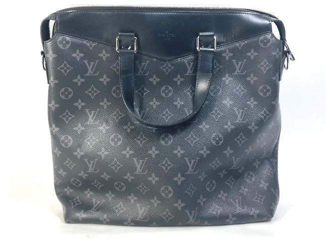 Bolsa de Ombro Explorer Monogram Eclipse da Louis Vuitton Preto