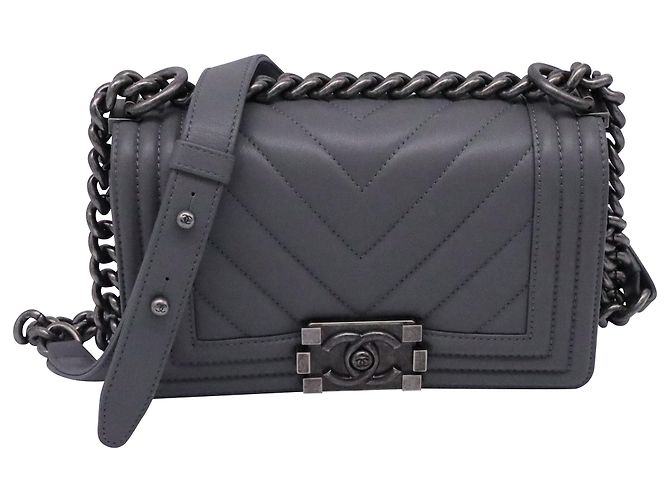 Bolso de hombro Chanel Small Boy Flap en cuero de ternera gris