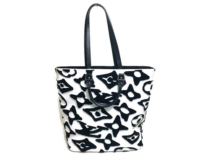 Bolsa de mão/tote bag Monogram tufted M45567 da Louis Vuitton Preto Branco
