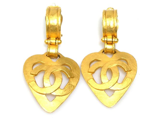Pendientes de metal dorado con corazón marcado de Coco Chanel