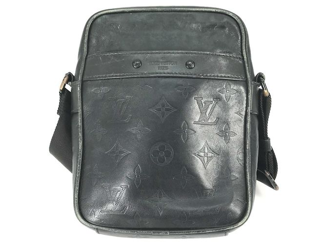 Borsa a spalla Pochette Danube PM Monogram Shadow di Louis Vuitton Nero