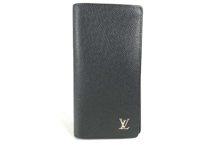 Cartera Larga Brazza en Taiga Louis Vuitton Negro Gris