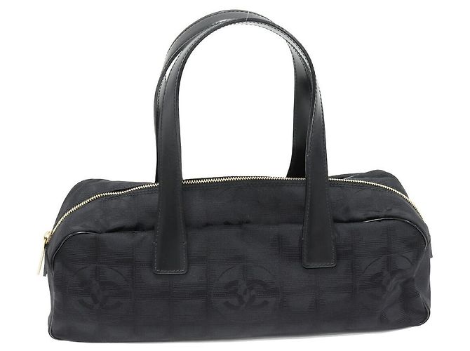 Bolsa de mão em nylon e couro de bezerro da nova linha de viagem da Chanel Preto