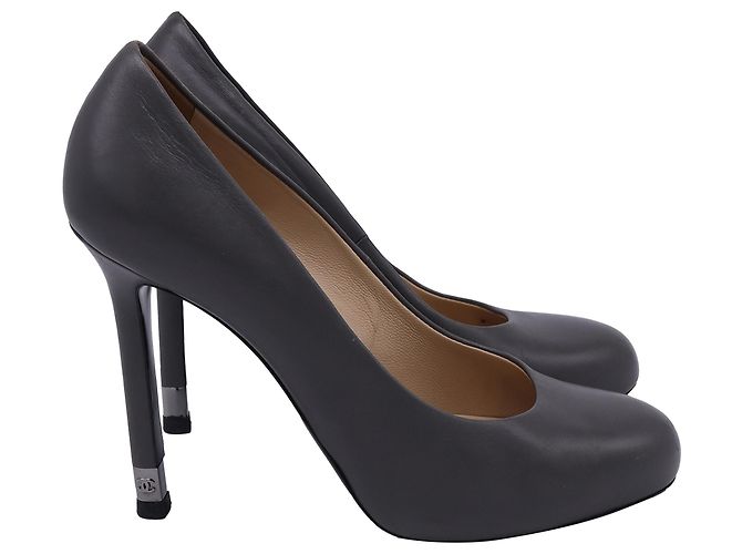 Timeless Chanel CC Pumps mit runder Spitze aus grauem Leder