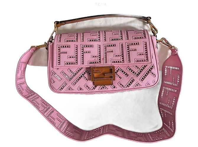 Fendi Baguette NM FF in tela ricamata e perforata Rosa Fuschia