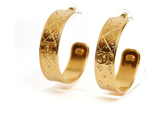 Pendientes de Stud de Metal Dorado Acolchado CC de Chanel 2024