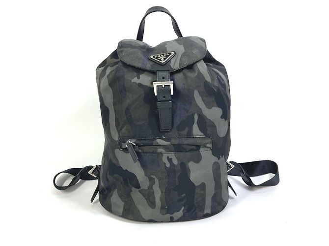 Mochila Saffiano camuflada con logo triangular de Prada