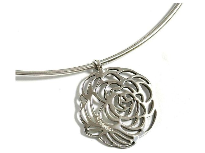 Colar choker com pingente Camélia da Chanel Prata
