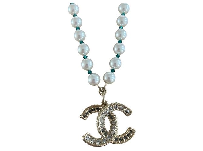 Sautoir Chanel con perle bianche e verdi e pendente CC D'oro
