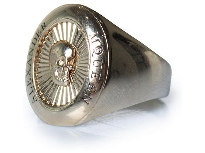 Anel de crânio dourado Alexander McQueen