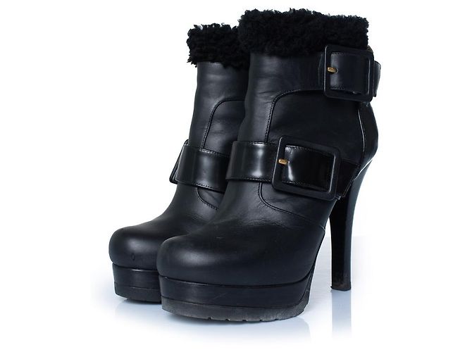 Fendi, botas de tornozelo de couro preto com shearling
