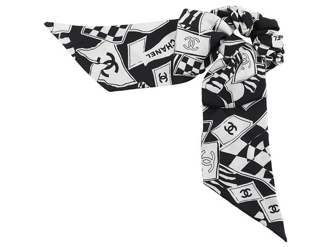 Scrunchie in seta Chanel con nastro Coco Mark Nero Bianco