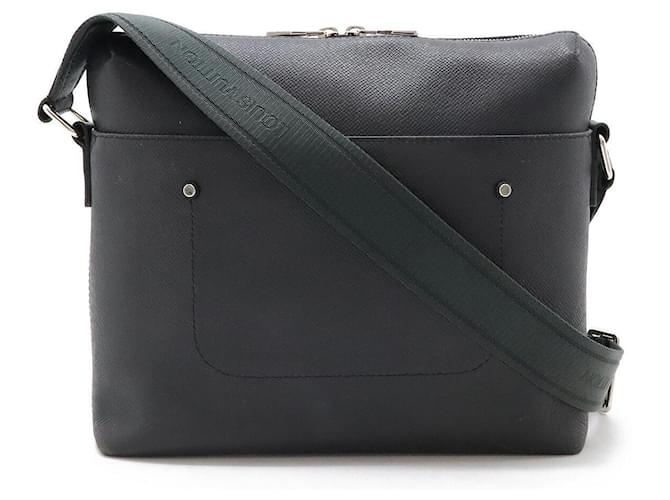 Louis Vuitton Taiga Grigori Messenger Bag M30238 Black Leather  ref.2472466