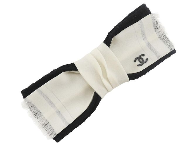 Spilla in nastro nero e bianco Chanel