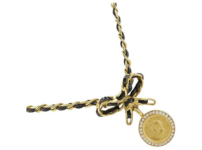 Collar de cinta con moneda de Chanel Dorado