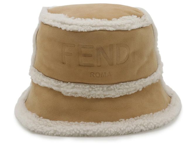 Chapeau seau en shearling avec logo Fendi Chapeau en peau de mouton Beige