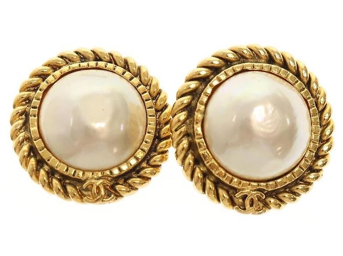 Boucles d'oreilles Chanel motif CC et perle dorées