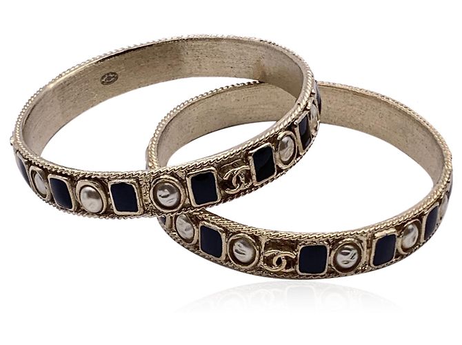 Timeless Chanel Conjunto de 2 pulseiras de bangles em metal dourado com pérolas de esmalte preto