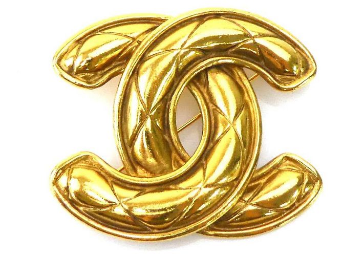 Broche de metal dorado Chanel