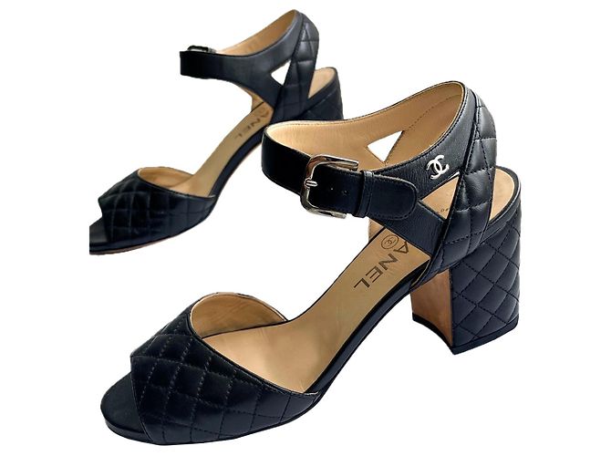 Chanel scarpe nere trapuntate con logo CC Nero