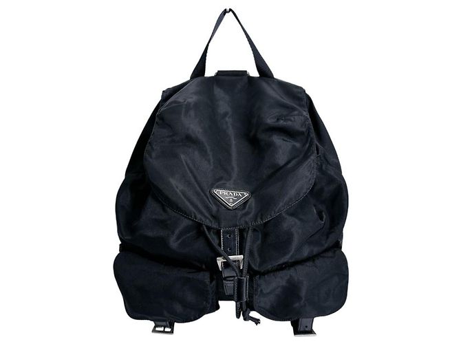 Mochila de nylon negro con logo triangular de Prada