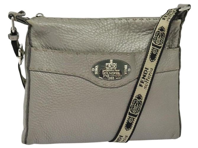 Fendi Bolsa de Ombro Celeria em Couro Prata Auth BA5363