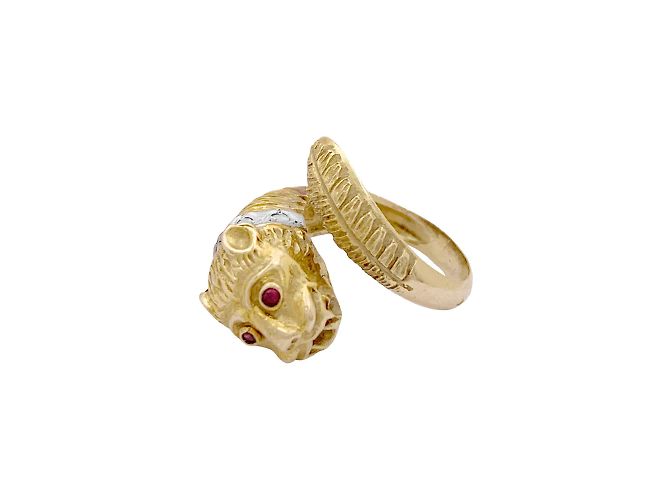 Anello Zolotas, "Testa di Leone" in due ori, diamanti e rubini.