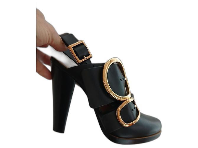Escarpins Chloé en cuir noir avec bride et boucles dorées