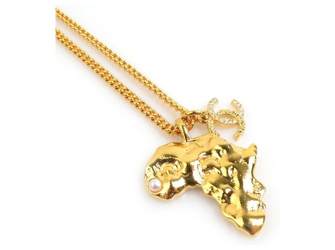 Colar de ouro Chanel com marca Coco e motivo africano Dourado