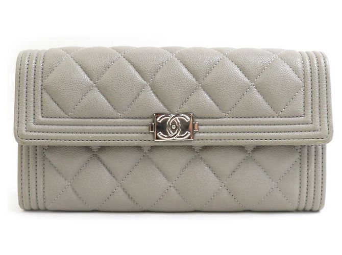 Cartera Larga Boy Chanel en Gris Castaño