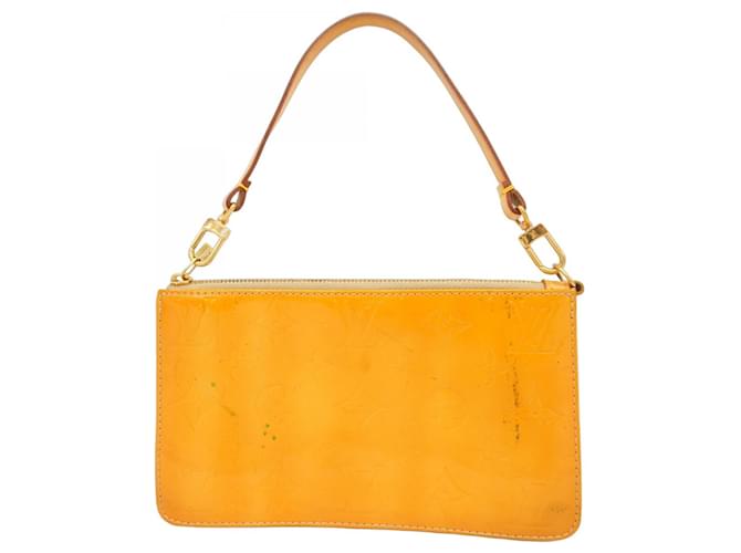 Pochete Lexington Vernis Louis Vuitton Bege  ref.2507639